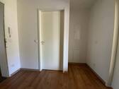 Blick Eingang in die Diele mit braunem PVC-Boden und weißen Wänden - Etagenwohnung mit 68,70 m&sup2; in Meerbusch zur Miete