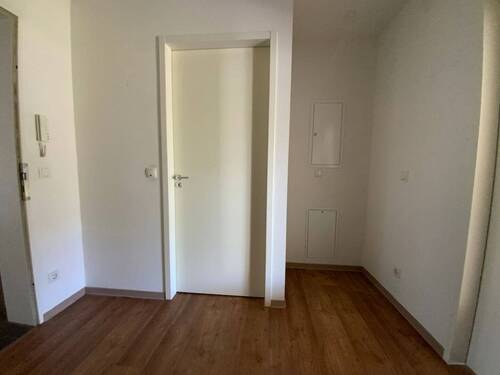 Blick Eingang in die Diele mit braunem PVC-Boden und weißen Wänden - Etagenwohnung mit 68,70 m&sup2; in Meerbusch zur Miete