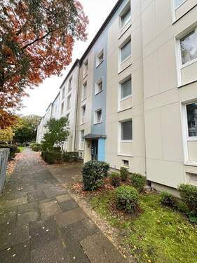 Hausansicht - Gepflegte 3-Zimmer-Wohnung mit Balkon und EBK!