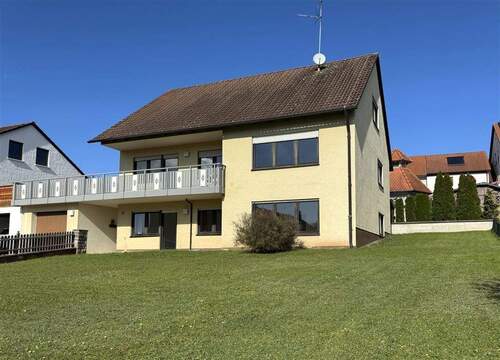 Zweifamilienhaus - Charmantes Zweifamilienhaus mit vielfältigen Möglichkeiten im Herzen von Trautskirchen