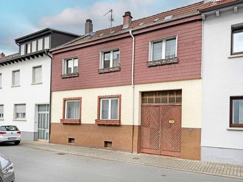 Hausansicht - Einfamilienhaus in zentraler Lage von Oftersheim - Kernsanierung oder Neubau, Sie entscheiden!
