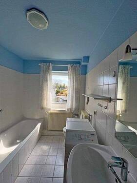 Bad mit Wanne und Dusche - 
