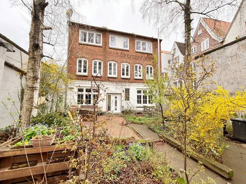 Innenhof mit Blick auf die ehemalige Strumpffabrik - Mehrfamilienhaus, Wohnhaus in Lübeck