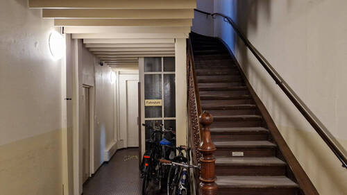 Treppenhaus mit Personenaufzug - 