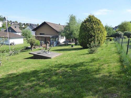 herrliches Grundstück - Bevorzugte Wohnlage, Wohlfühlhaus mit Garage und zwei Carports auf großem Grundstück
