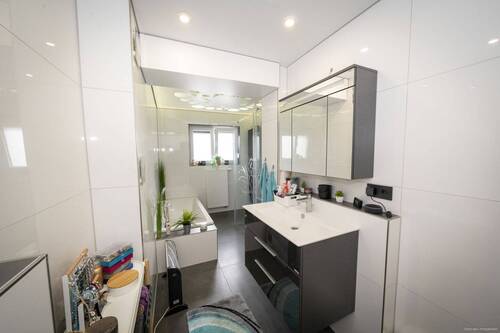 Bad - 5 Zimmer Mehrfamilienhaus, Wohnhaus zum Kaufen in Saarbrücken / Dudweiler