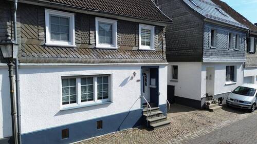 Herzlich Willkommen ! - Zentrale & ruhige Top-Lage in Drolshagen - Gepflegte Immobilie mit großer Garage