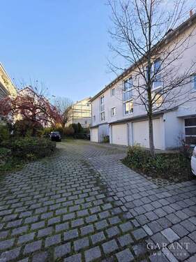 Einfahrt zum Haus - 5 Zimmer Reihenendhaus in Aichwald