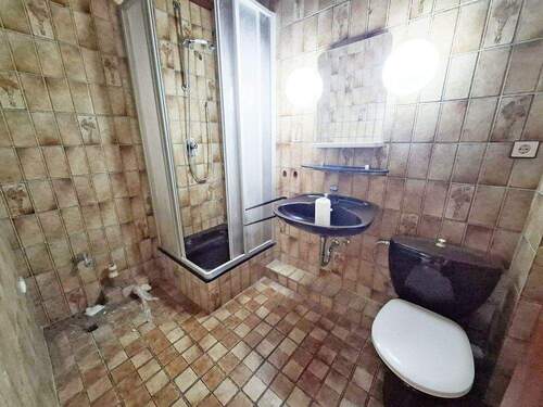 Gäste-WC mit Dusche - 