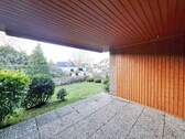 überdachte Terrasse in Richtung Vorgarten - 