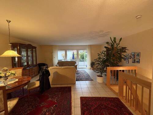 Wohnzimmer und Treppe ins UG - 