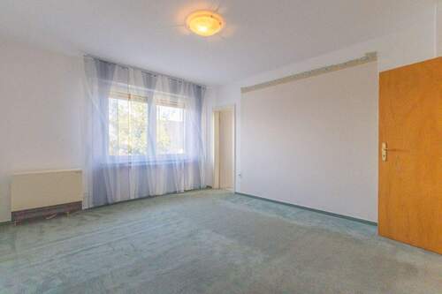 Schlafzimmer im EG mit Zugang zum Tageslichtbad - 