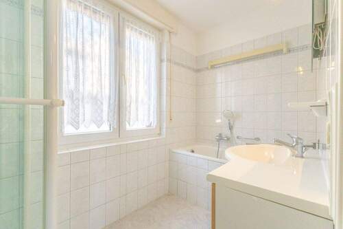 Tageslichtbad im EG; Zugang vom Schlafzimmer - 