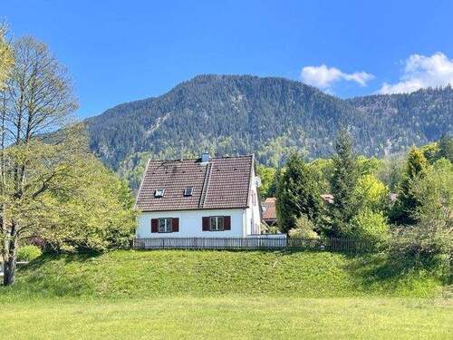 Bild 1 - Ohlstadt: Baugrundstück für Einfamilienhaus mit traumhaftem Weitblick