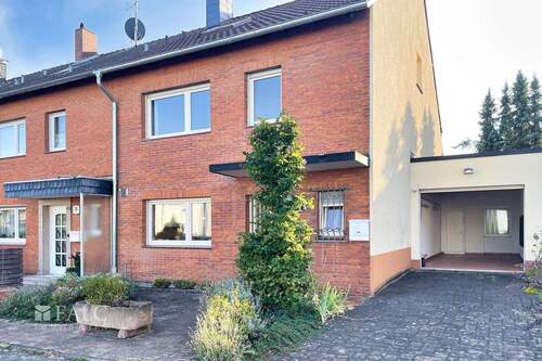 Straßenansicht mit Garage - 