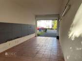 Garage mit Blick zur Straße - 