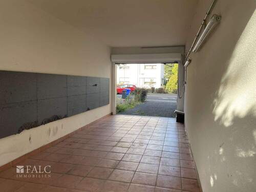 Garage mit Blick zur Straße - 