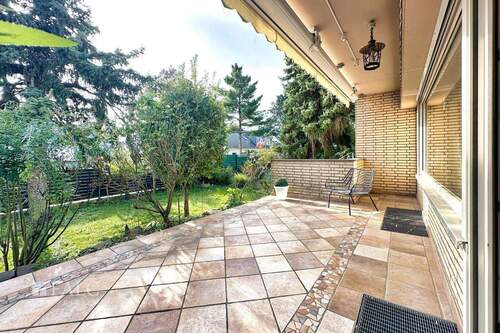 Terrasse mit Blick in den Garten - 