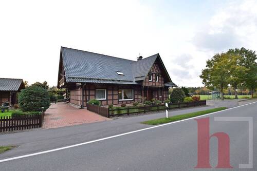 Außenansicht - Große 5-Zimmer-Wohnung mit 2 Balkonen und Garage in ländlicher Holdorfer Lage