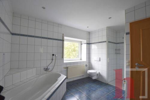 Badezimmer (2) - 5 Zimmer Etagenwohnung zur Miete in Holdorf