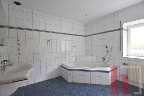 Badezimmer - 5 Zimmer Etagenwohnung in Holdorf