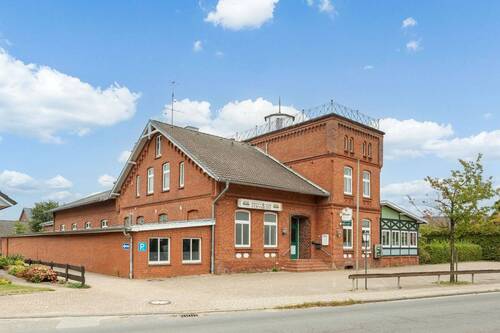 Seitenansicht mit Parkplätzen - 1 Zimmer Mehrfamilienhaus, Wohnhaus in Grünendeich