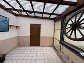 überdachter Freisitz hinter dem Haus - 