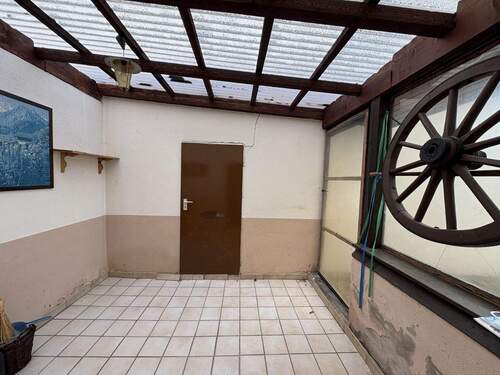 überdachter Freisitz hinter dem Haus - 