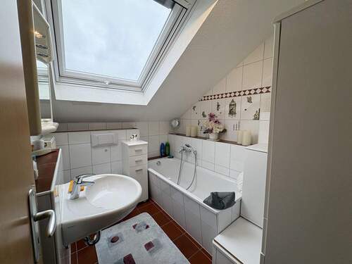 Tageslichtbad mit Wanne und Dusche - 