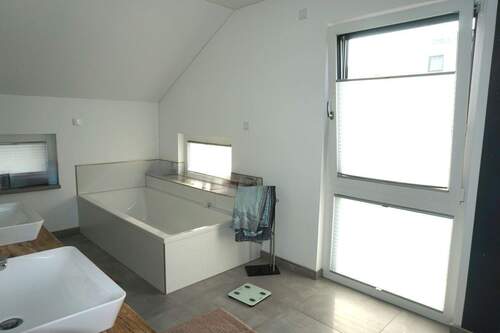 Badezimmer mit Badewanne - 