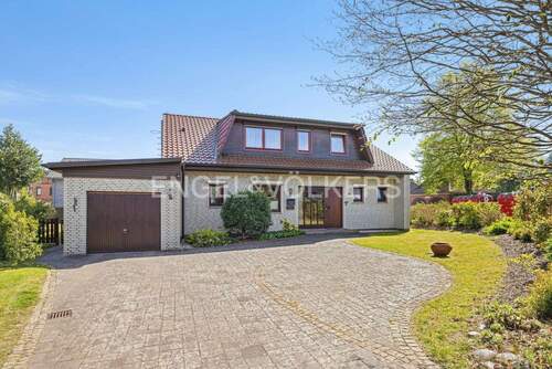 Vorderansicht - Familienfreundliches Einfamilienhaus mit modernem Komfort und idyllischem Grundstück