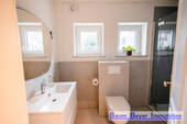 Badezimmer mit Dusche im Erdgeschoss - 