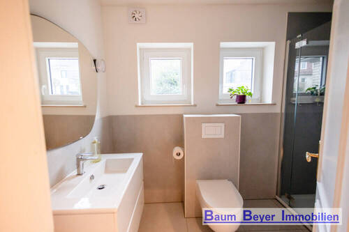 Badezimmer mit Dusche im Erdgeschoss - 