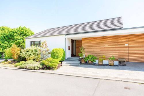 Exklusive Architektur - Wohnen wie ein Statement: Exklusives Haus mit Galeriegefühl, Sonnenterrasse und Naturblick