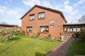 Hausansicht mit Garten - 