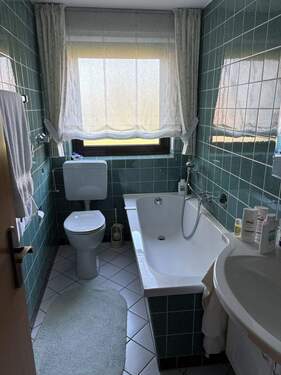 Wannenbad mit Fenster - 