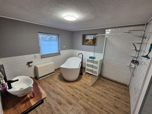 Bad mit Dusche und Wanne - 