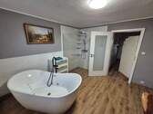 Bad mit Dusche und Wanne - 