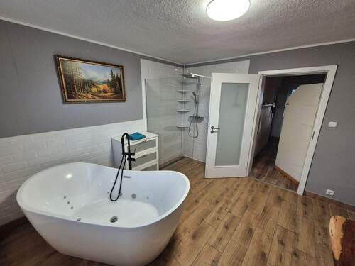 Bad mit Dusche und Wanne - 