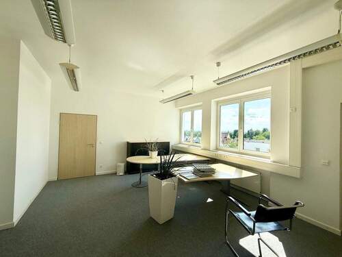 Schöne Aussicht im Homeoffice ähnlich - 