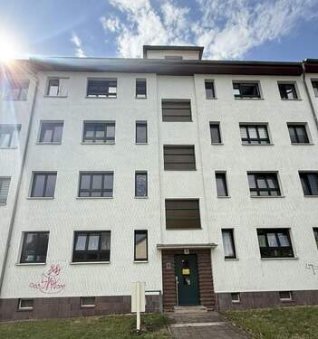 Hausansicht Eingang 5 - 3 Zimmer Etagenwohnung in Leipzig