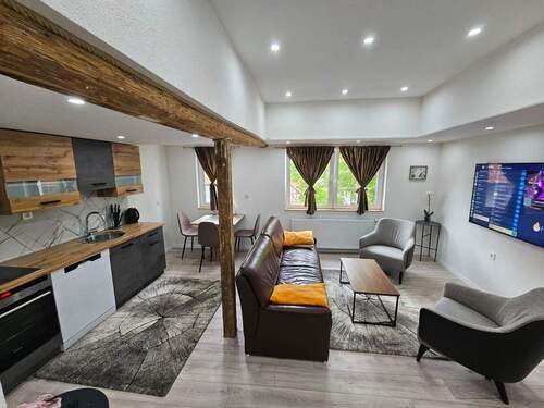 offener Küchenbereich mit Wohnzimmer.jpg - ***Frisch sanierte und renovierte, möblierte Wohnung in Gudensberg zu vermieten***