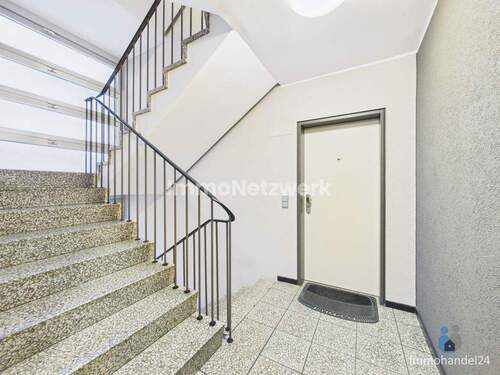 Treppenhaus & Aufzug - 3 Zimmer Etagenwohnung zum Kaufen in Neuss
