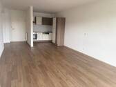 Wohnzimmer mit Küche - 2 Zimmer Etagenwohnung zum Kaufen in Vohenstrauss