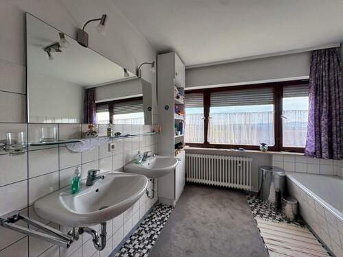 Badezimmer mit Wanne und Dusche - 