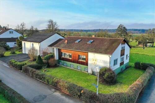 Frontansicht - Einfamilienhaus mit Großraumgarage in Ortsrandlage