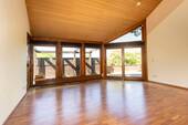 Das Wohnzimmer mit Blick auf die Wohnterrasse - 