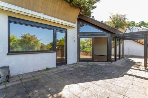 Die Wohnterrasse vorne und dahinter die Frühstücksterrasse - 