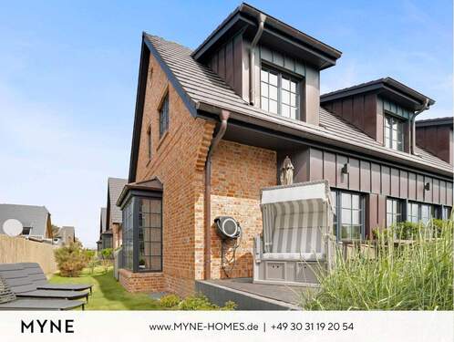 Hausansicht - Ferienimmobilie im Miteigentum: Neubau-Strandhaus im Friesenstil mit Garten, Terrasse und Sauna – fußläufig zum Meer in Hörnum