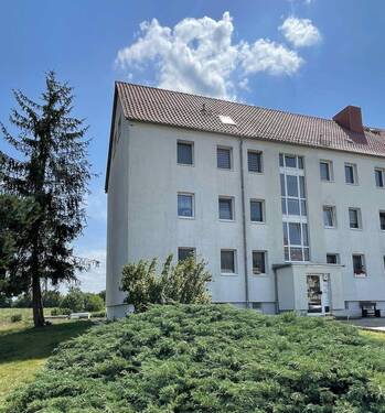 Hauseingang Schulstr. 15 - ERSTBEZUG! Sonnige Dachgeschoss-Wohnung in Stauchitz - neues Bad!